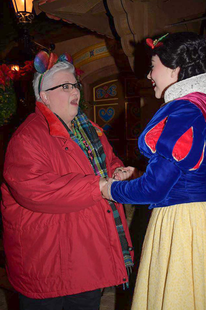 Mi madre pudo visitar a Blancanieves, su princesa favorita desde que era pequeña. Mi mamá se jubiló el viernes y este fue su primer viaje a Disney