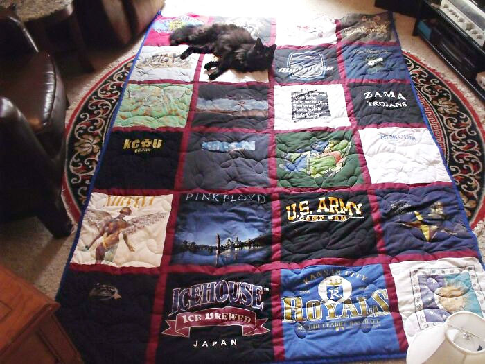Para mi cumpleaños, mi madre me hizo una colcha con camisetas viejas que había ido coleccionando. Es el mejor regalo que he recibido nunca