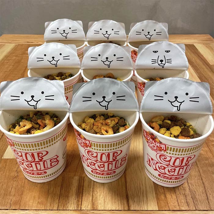 En Japón, si comes fideos en taza, verás gatos en el interior de las tapas. Sin embargo, hay un 6% de posibilidades de que aparezca un zorro tibetano (está en el centro a la derecha) 