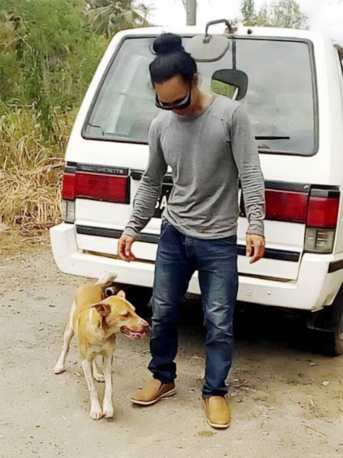 Un hombre recorrió, a pie, 70 km en 3 días desde el aeropuerto de Kota Kinabalu para llegar a su ciudad natal, Kota Marudu, y evitar la propagación de Covid-19 tras regresar a Japón. Se llama Alisson Mangundok. También adoptó un perro que conoció durante el viaje 