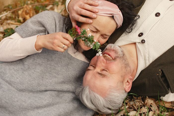 Estas 18 personas compartieron sus experiencias al estar en una relación con alguien con el que tenían una gran diferencia de edad