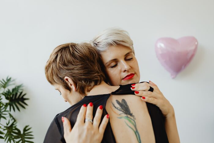 Estas 18 personas compartieron sus experiencias al estar en una relación con alguien con el que tenían una gran diferencia de edad
