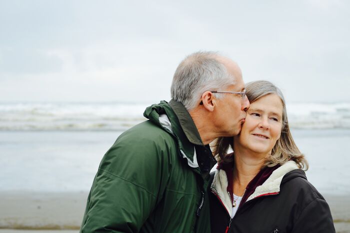 Estas 18 personas compartieron sus experiencias al estar en una relación con alguien con el que tenían una gran diferencia de edad