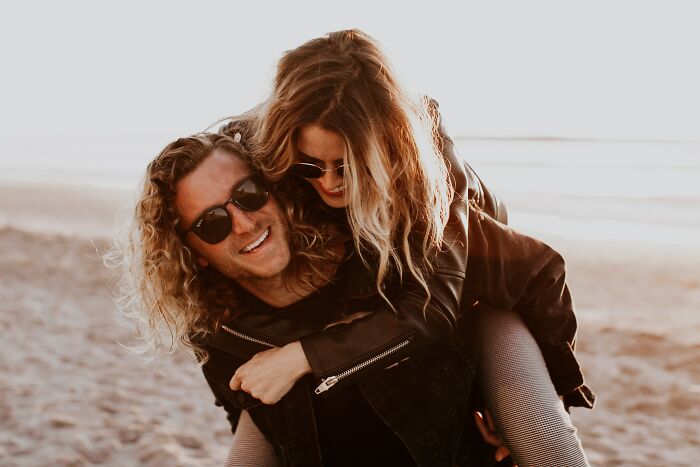 Estas 18 personas compartieron sus experiencias al estar en una relación con alguien con el que tenían una gran diferencia de edad