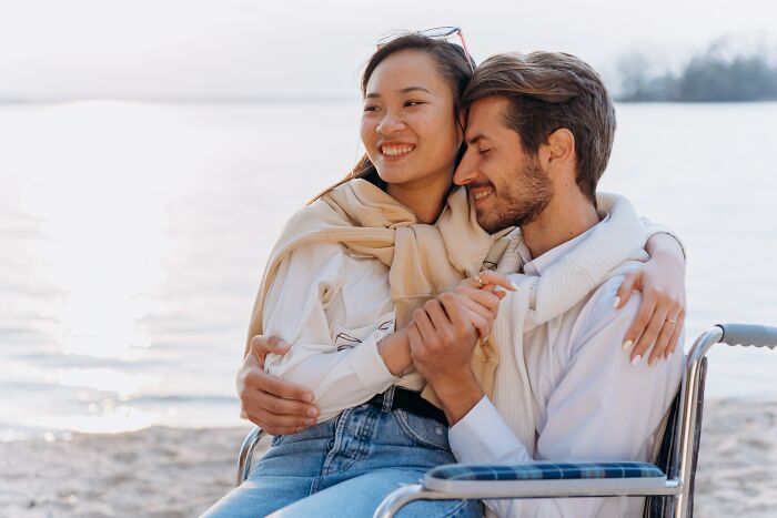 Estas 18 personas compartieron sus experiencias al estar en una relación con alguien con el que tenían una gran diferencia de edad