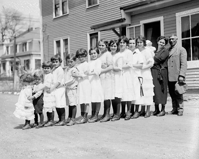 Los Noonan, una familia de 15 personas viviendo en 1920. Lawrence, Massachusetts