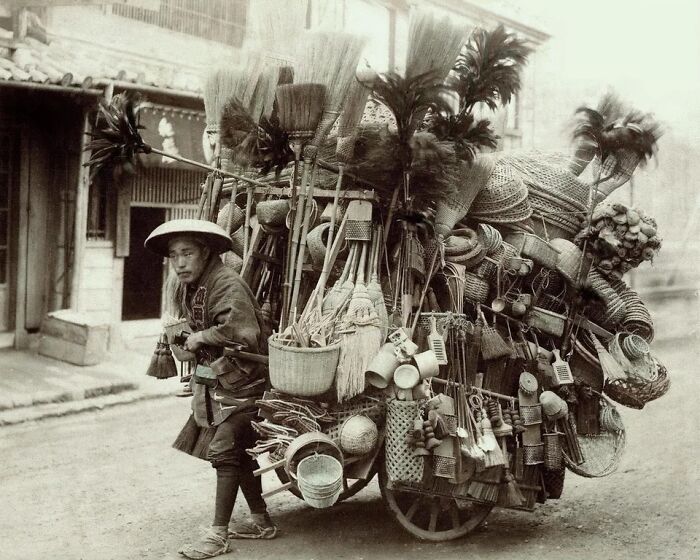 Un hombre vendiendo escobas y cestas. Japón, 1890-1896
