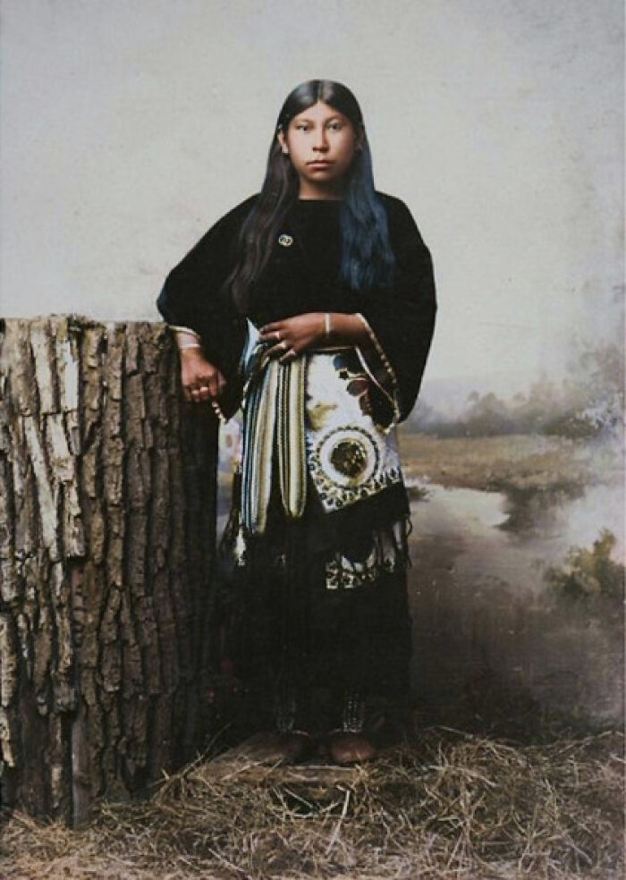 Una joven kiowa (kiawah) vestida de indígena