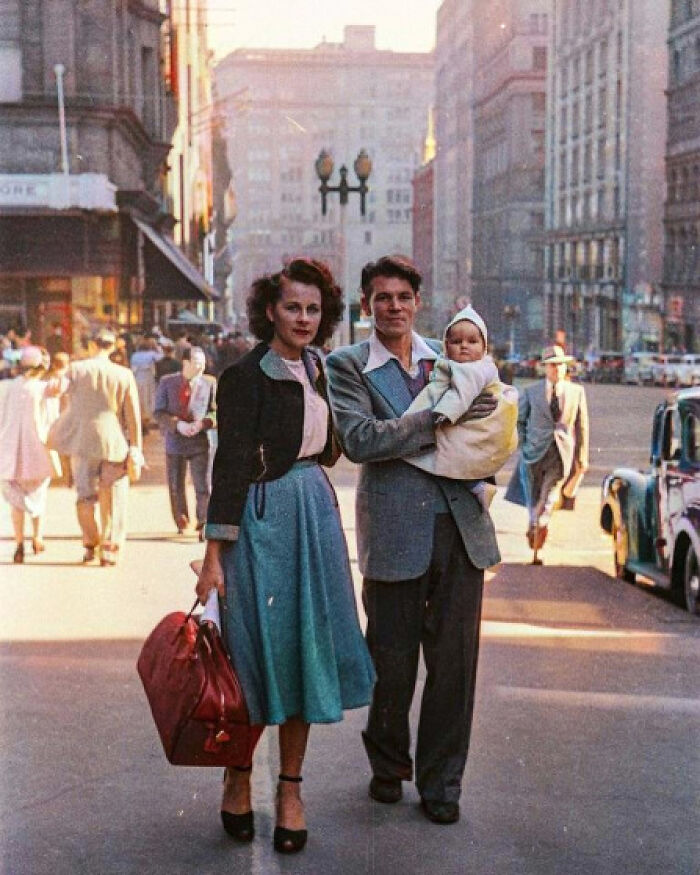 Una familia joven en Martin Place, Sydney - Australia, (años 50)