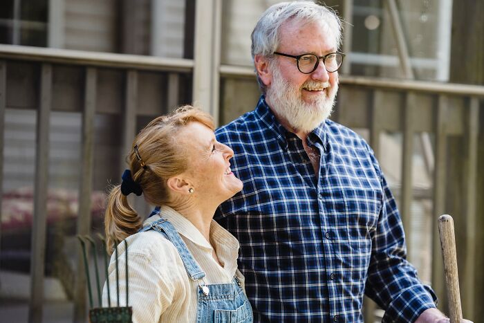 Estas 18 personas compartieron sus experiencias al estar en una relación con alguien con el que tenían una gran diferencia de edad