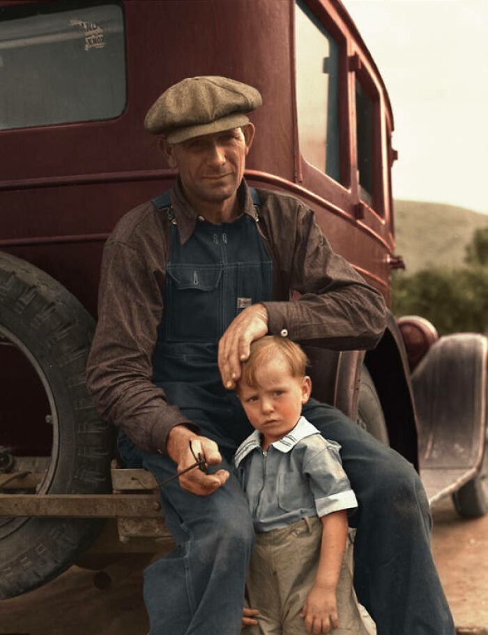 Un refugiado de la sequía de 1936 de Polk, Missouri, espera la apertura de la temporada de recogida de naranjas en Porterville, California