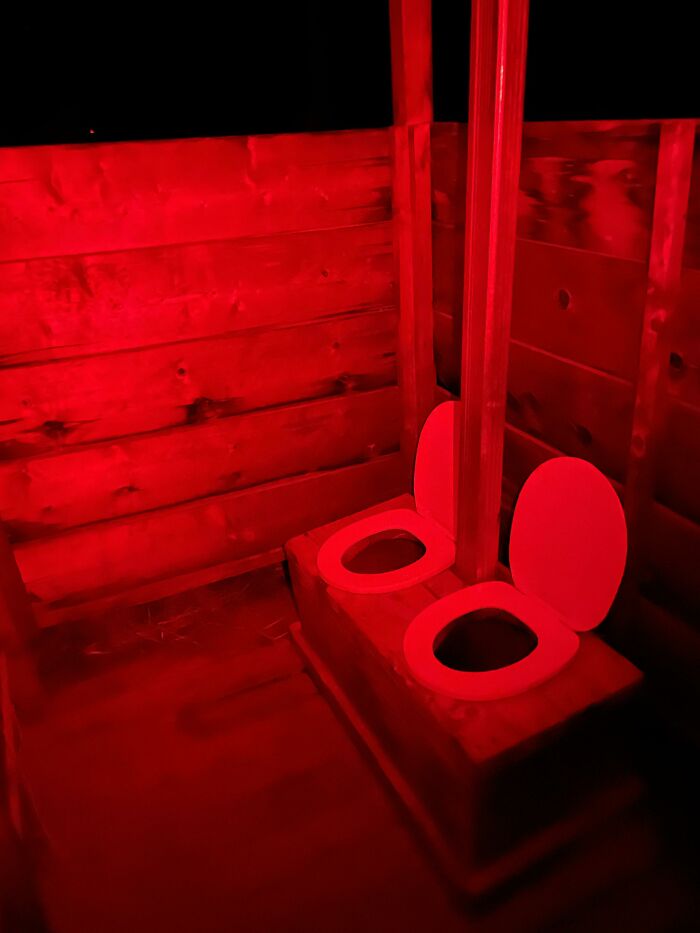 Un retrete en Nuevo México (teñido de rojo por mi faro)