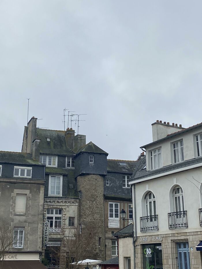 Una casa cuadrada en lo alto de una torre