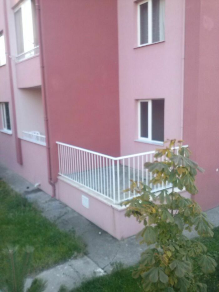 No hay entrada al balcón excepto por esa pequeña ventana