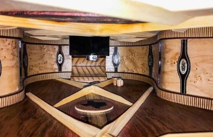  El interior de esta guitarra parece un apartamento de lujo 