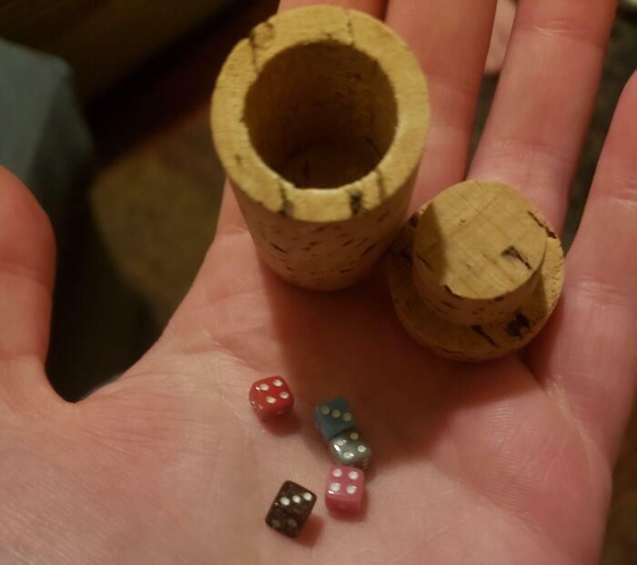 El vino que pedí por internet venía con un pequeño juego de dados dentro de un corcho hueco 