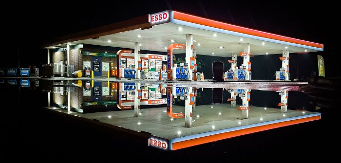 Una gasolinera después de un buen chaparrón