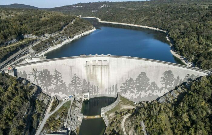 Un mural de 400 metros sobre la presa francesa de Vouglans