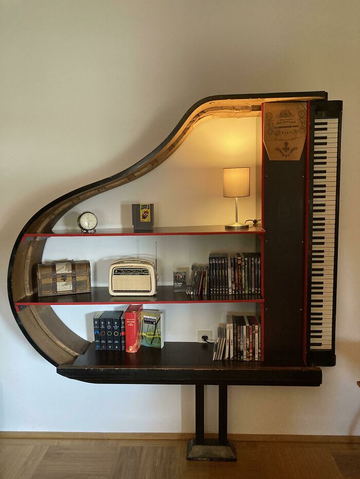 Encontré un viejo piano con graves daños causados por el agua. Habría sido una pena tirarlo