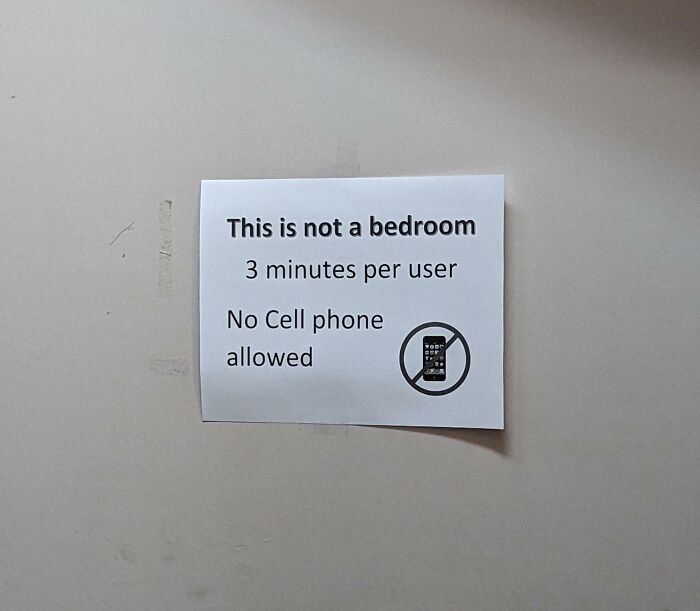 Este letrero estaba pegado hoy en la puerta del baño de mi trabajo