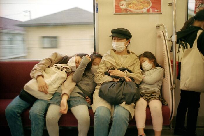 40 New Photos That Show What Daily Life In Japan Looks Like By Photographer Shin Noguchi