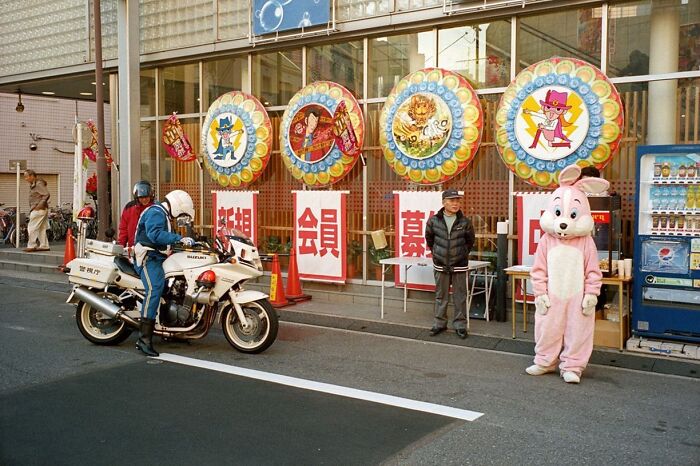 40 New Photos That Show What Daily Life In Japan Looks Like By Photographer Shin Noguchi