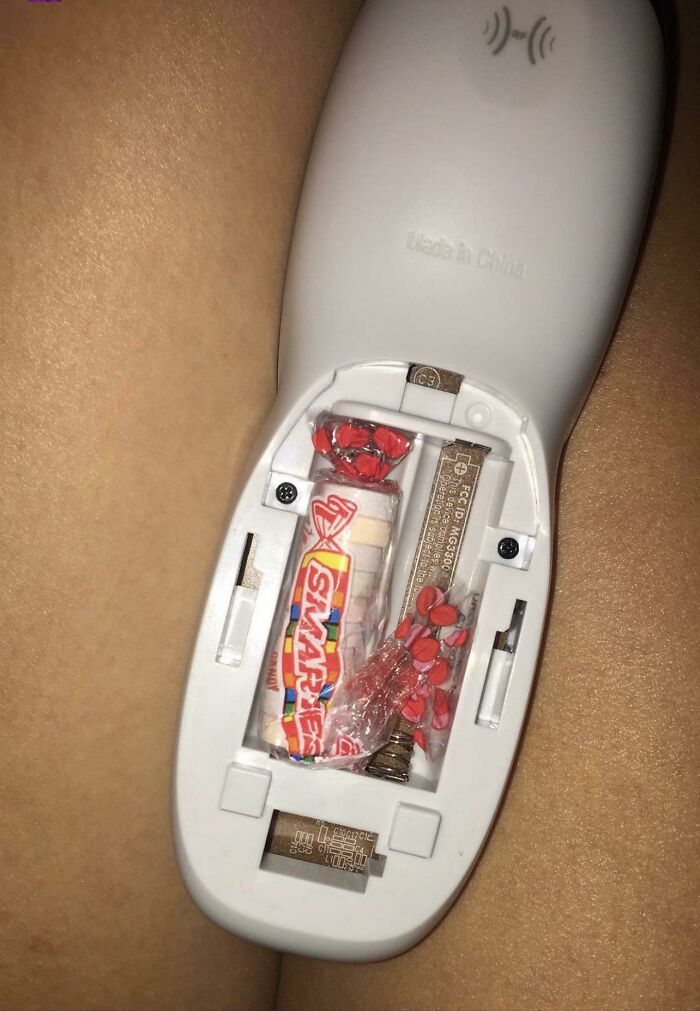 Intenté encender el televisor y no se encendía. Abrí el mando y encontré esto