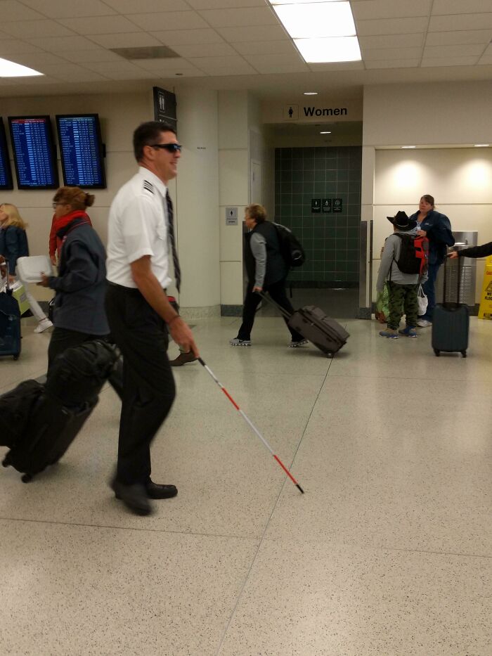 Ayer vi a este piloto en el aeropuerto
