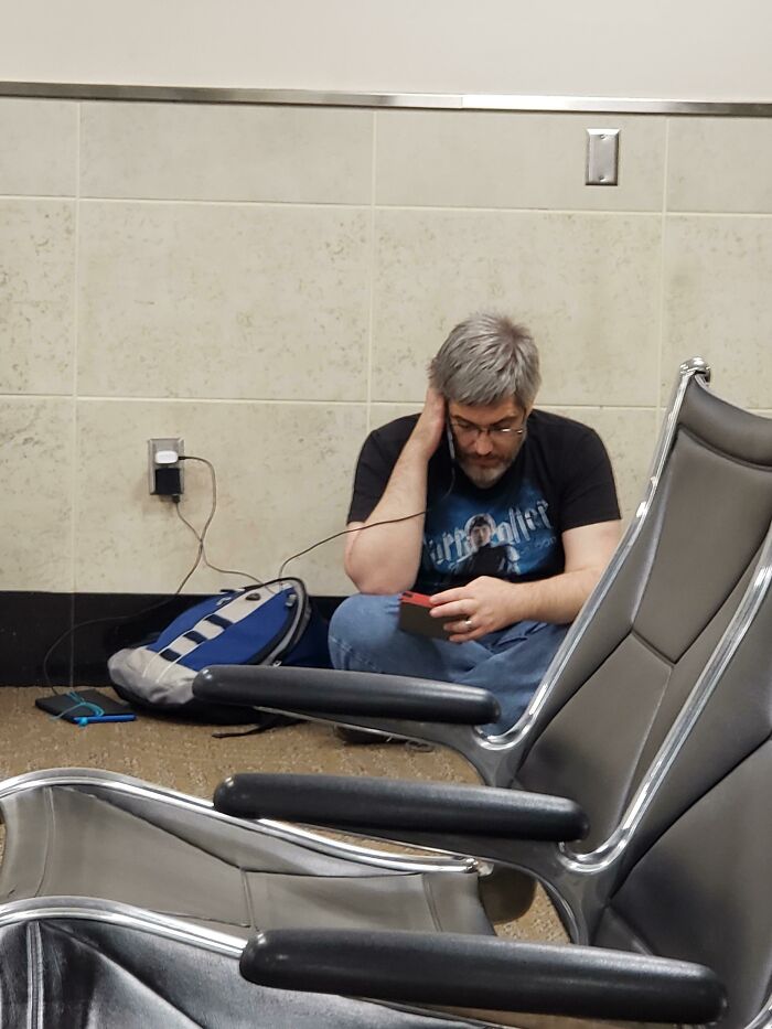 En el aeropuerto esta noche y después de sentarme empecé a oír el suave sonido de la lectura en voz alta (¡con voces!)