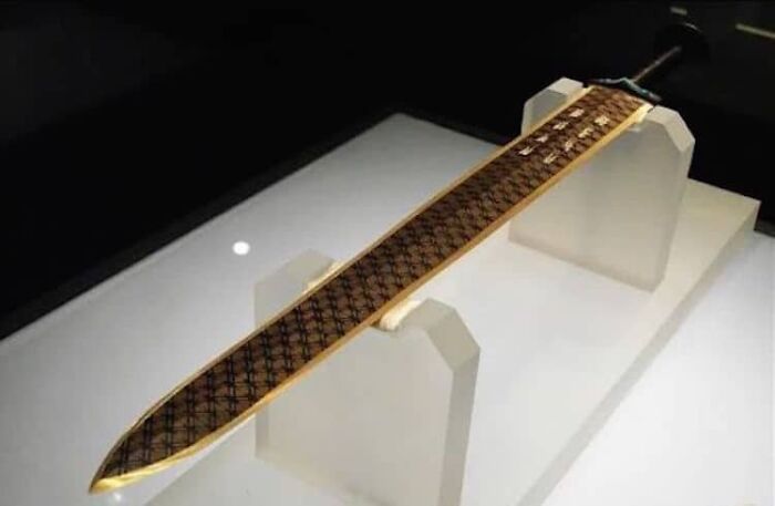 La espada de Goujian se descubrió intacta y conserva el filo después de 2500 años