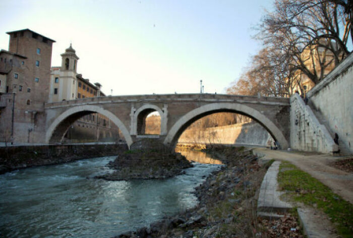 El Pons Fabricus es el único puente antiguo de Roma que conserva su ubicación y estado originales. Las últimas reparaciones importantes tuvieron lugar en el año 23 a.C.