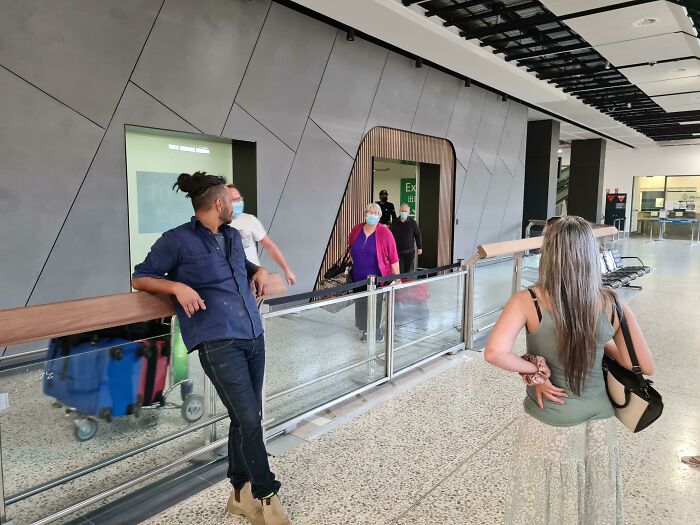 Me di cuenta de que la falda de esta mujer se confundía con el suelo mientras esperaba a mis padres en el aeropuerto