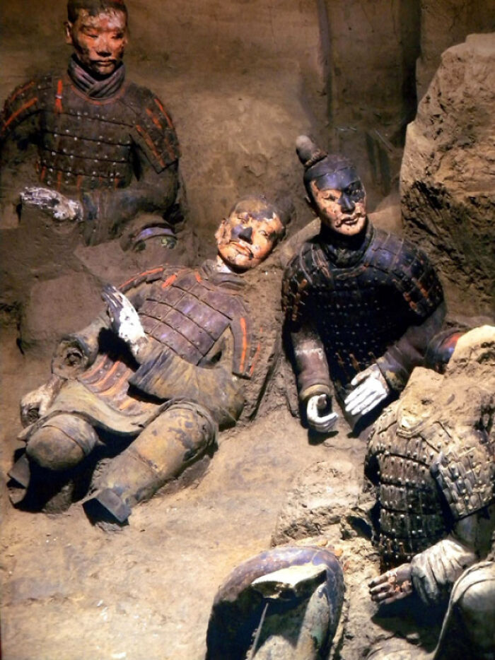 Guerreros de terracota con el esquema de pintura original