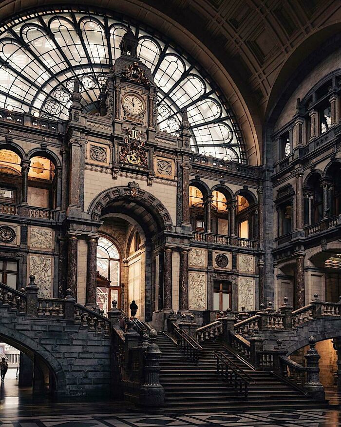 Entrada de la Estación central de Amberes, en Bélgica. Diseñada por Louis Delacenserie.1905
