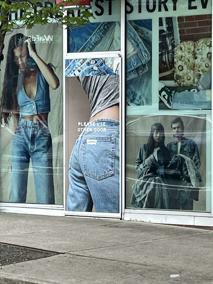 "Por favor, utilice la otra puerta"