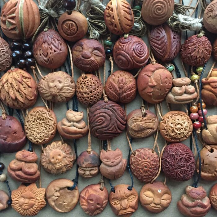 Semillas de aguacate talladas, hechas por mí, 2019 