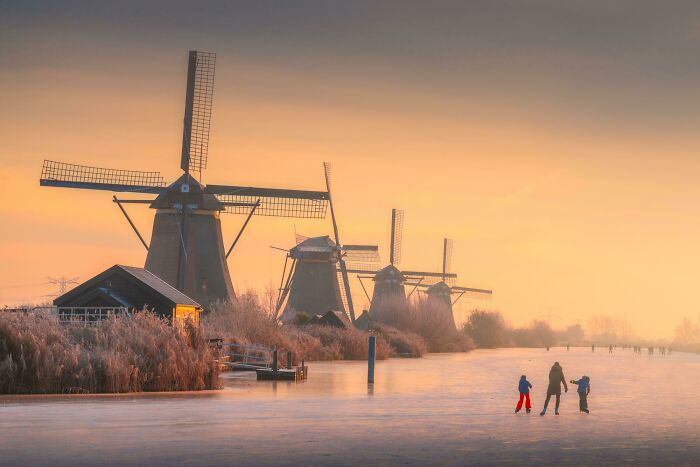  Patinaje sobre hielo en Kinderdijk, Países Bajos