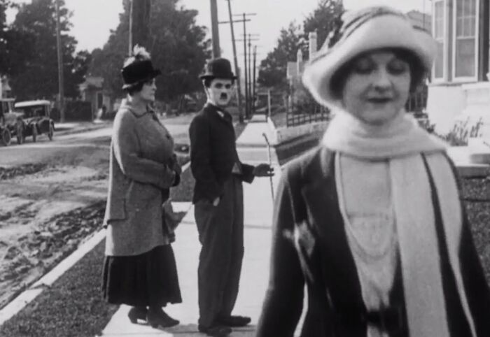 Charlie Chaplin se adelantó a su tiempo, 1922. Esta es una de las primeras situaciones de 