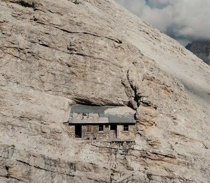  Refugio alpino de la Primera Guerra Mundial ubicado a 2760 metros de altura, Monte Cristallo, Italia