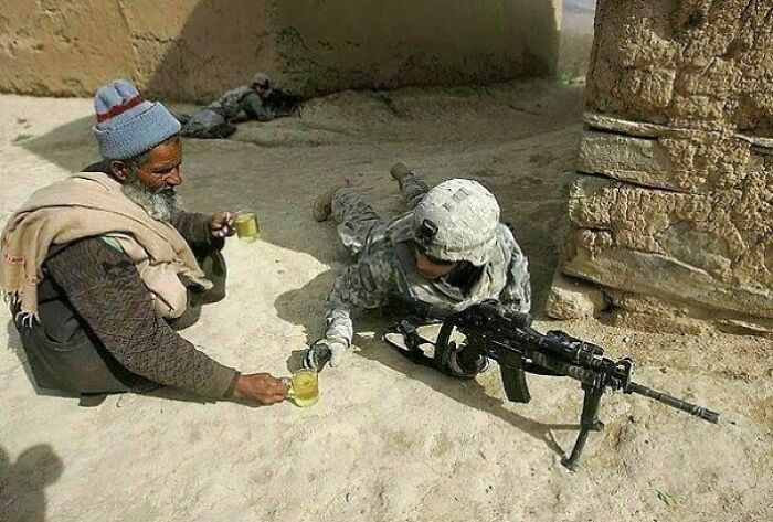 Un ciudadano afgano le ofrece una taza de té a un soldado estadounidense en servicio