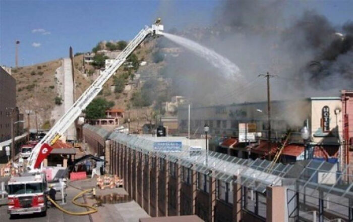 Bomberos estadounidenses combaten un incendio de México sin cruzar la frontera 