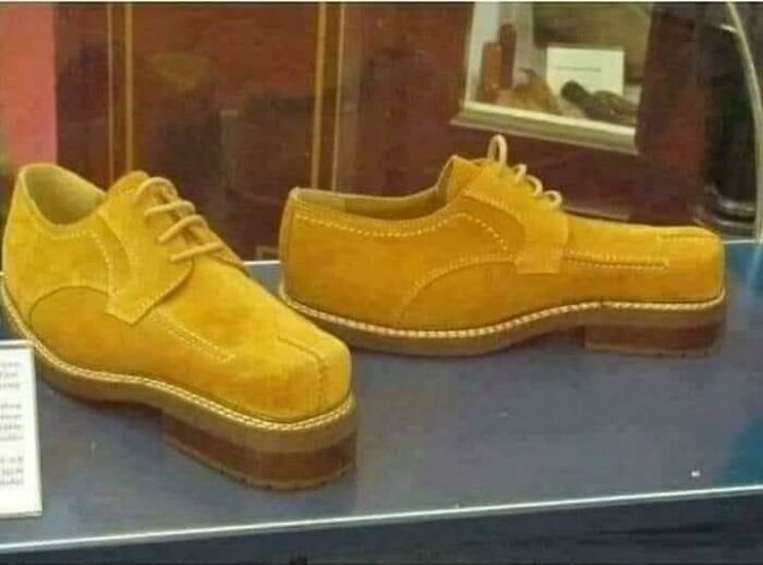 Un par de zapatos utilizados por los espías aliados durante la Segunda Guerra Mundial tiene el tacón invertido para despistar a los alemanes que seguían sus rastros y los dirigían en una dirección completamente opuesta
