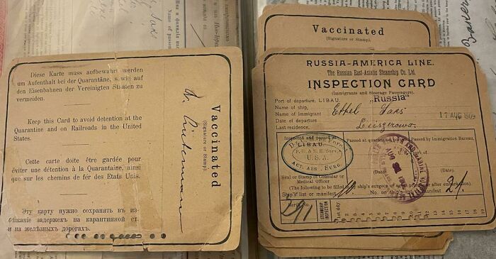 Tarjetas de vacunación de hace 112 años. Como verán, no causaron el colapso de la sociedad