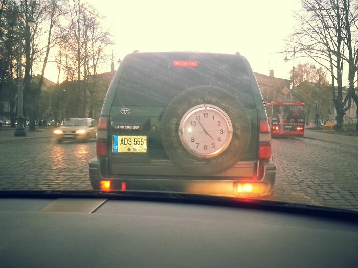 Este Land Rover tiene un reloj que funciona en su parte trasera