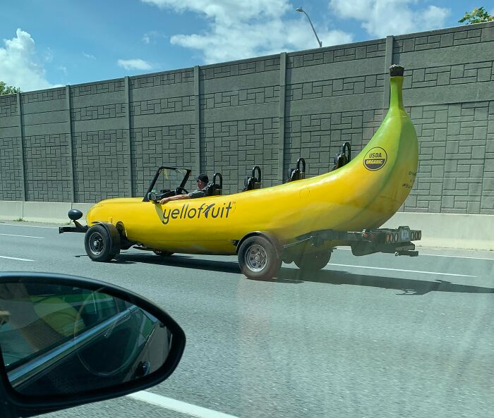 Vi este Bananamóvil en la carretera