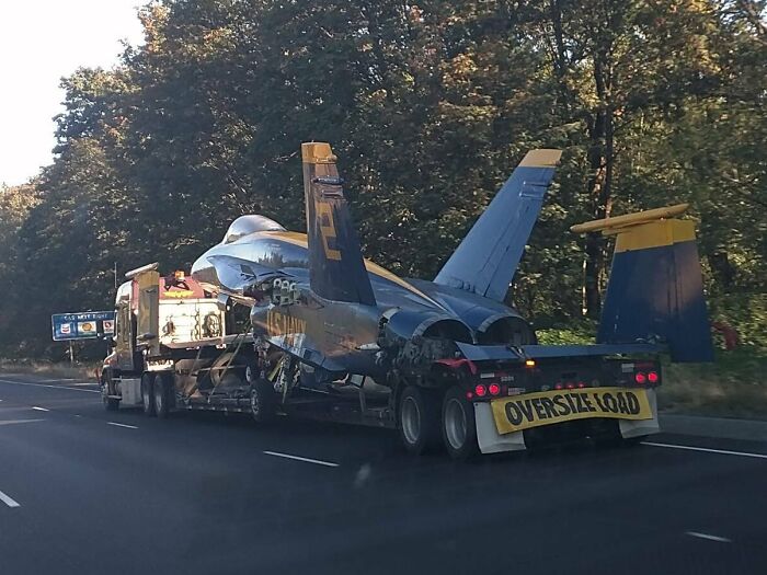Un Blue Angel siendo transportado en la I90 a las afueras de Seattle