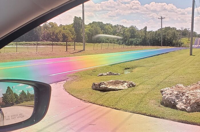 El sol dio justo en el asfalto recién asfaltado y creó un auténtico arco iris a través de las lentes polarizadas