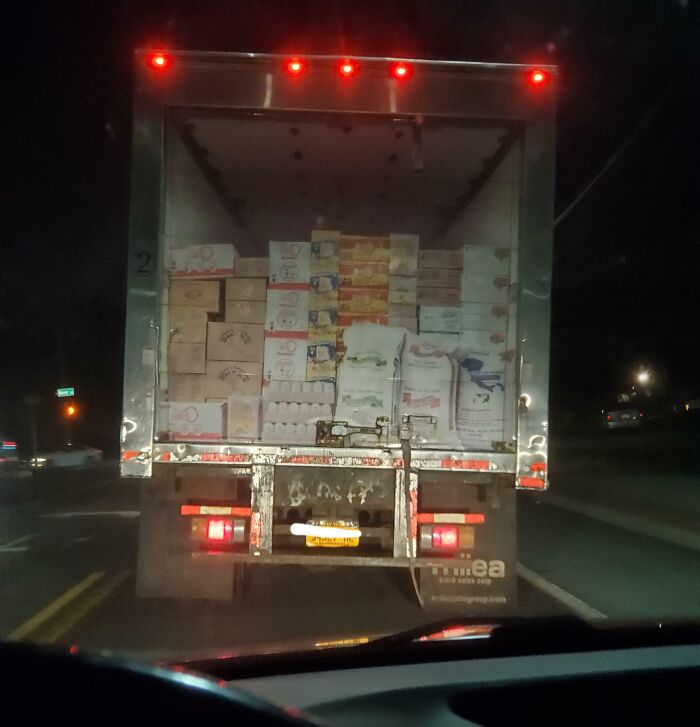 La forma en que este camión está pintado para que parezca que está abierto