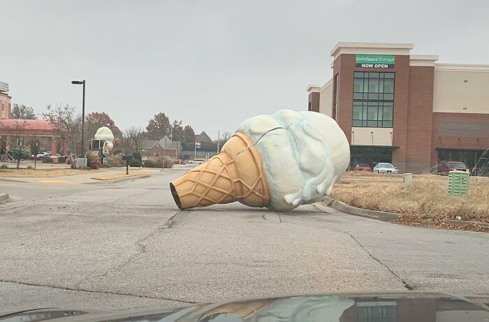 Este cono de helado rodando por la carretera