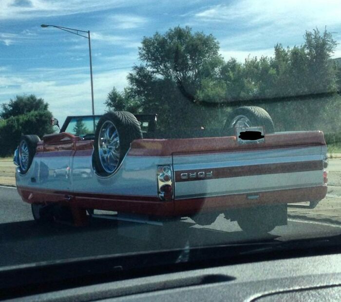 Hace unos años vi esta camioneta al revés en la autopista